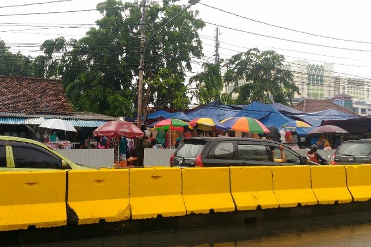 Road barrier beton berwarna kuning terpasang di tengah dan trotoar Jalan Jatibaru Raya, Tanah Abang, Jakarta Pusat, Kamis (21/12/2017).