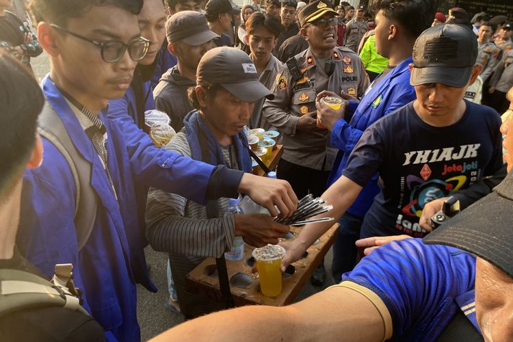 Senyum Lepas Pedagang Es Teh Manis Majalengka Saat Jualan di Tengah Demo, Dagangan Ludes Diborong