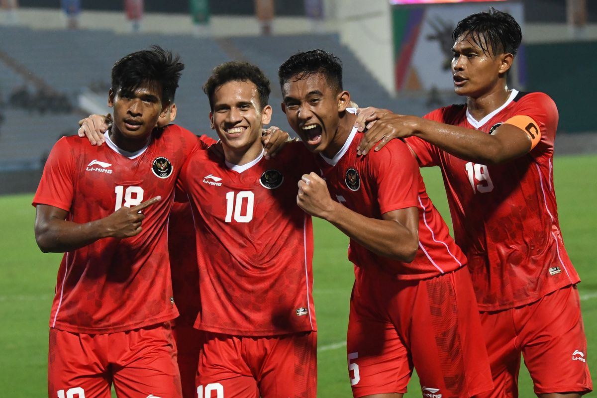 Pesepak bola Timnas Indonesia Egy Maulana Vikri (kedua  kiri) bersama rekan-rekannya berselebrasi usai mencetak gol ke gawang Timnas Timor Leste dalam laga lanjutan Grup A Sepak Bola SEA Games 2021 Vietnam di Stadion Viet Tri, Phu Tho, Vietnam, Selasa (10/5/2022). Indonesia menang dengan skor 4-1. ANTARA FOTO/Aditya Pradana Putra/rwa.