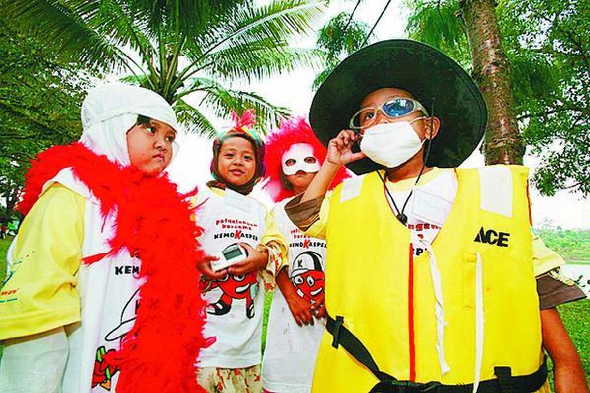 Anak-anak penderita kanker beraksi menjadi Kemo Kasper, tokoh imajinasi yang membantu anak-anak berjuang melawan penyakit dan sel-sel jahat, pada acara 