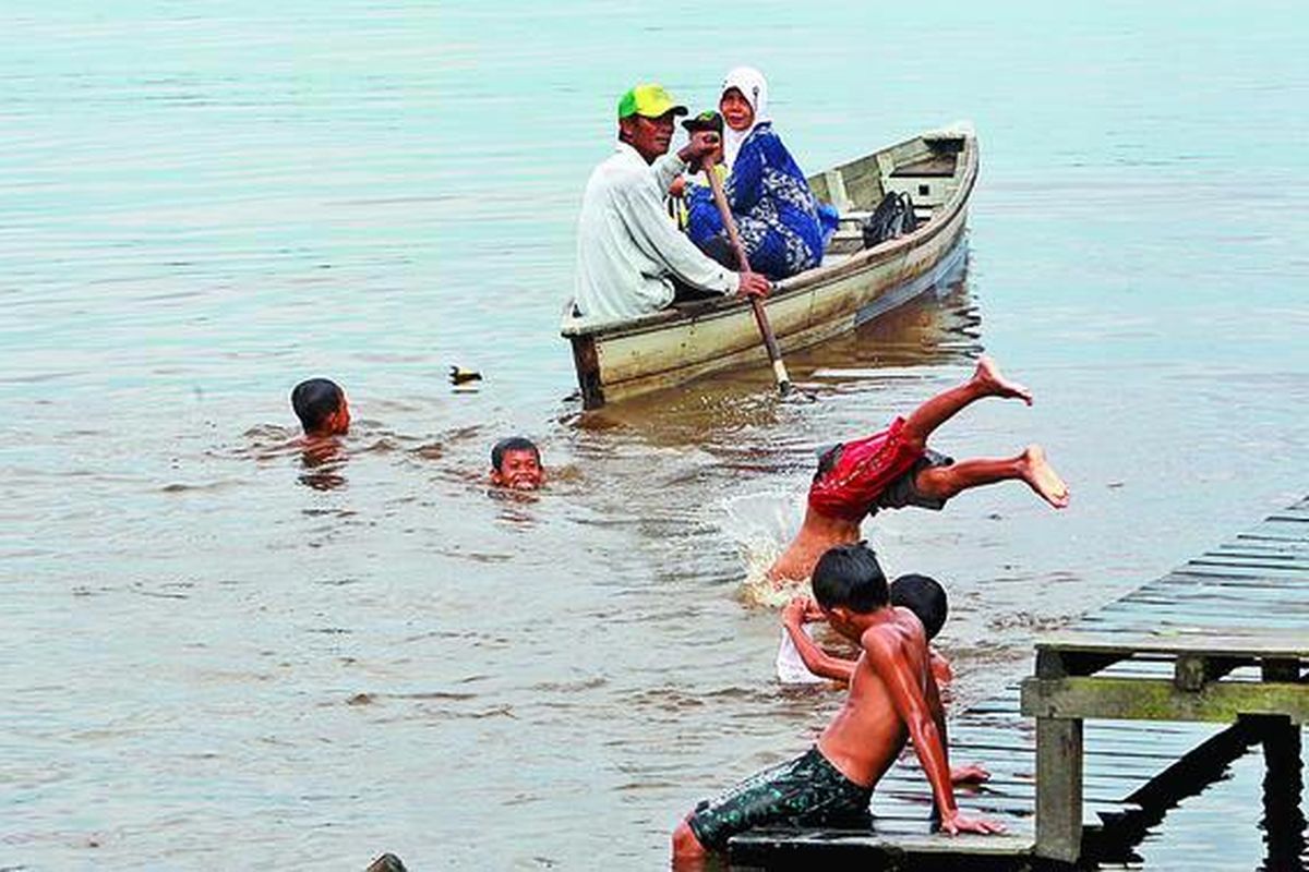 Masyarakat  membutuhkan sarana angkutan air yang murah, seperti penggunaan sampan atau perahu di Sungai Kapuas, Kelurahan Kuantan Laut, Kecamatan Pontianak Selatan, Kalimantan Barat. Tampak anak-anak bermain di sungai itu, Jumat (1/6).