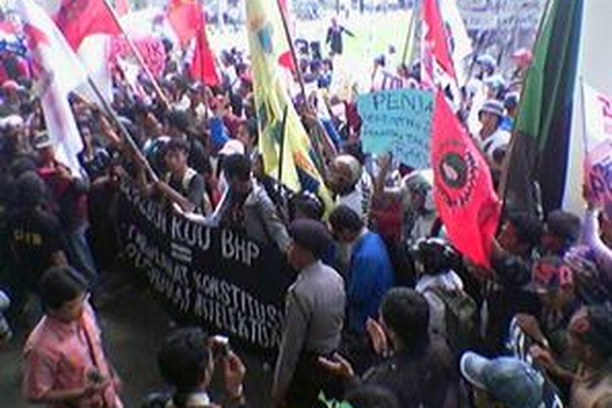 Sekitar 500 orang dari 24 elemen buruh,  mahasiswa, petani, dan pedagang yang tergabung dalam Persatuan Rakyat Kalimantan Barat (PRKB), Senin (5/5).