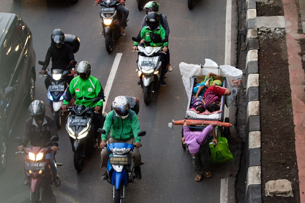 Manusia gerobak melintas di Jalan Gatot Subroto, Jakarta, Selasa (5/1/2021). Kelompok masyarakat rentan, seperti pemulung, gelandangan, pengemis, dan korban PHK adalah kelompok masyarakat yang paling rentan penularan virus Covid-19.