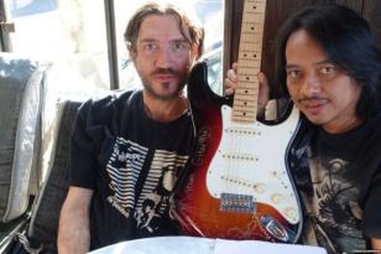 Dewa Budjana bersama mantan gitaris Red Hot Chili Peppers, John Frusciante.