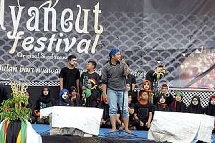 Festival Nyaneut Garoet Mooi digelar warga Kampung Situgede, Desa Cigedug, Kabupaten Garut, Jawa Barat, Sabtu (29/10/2016). Festival yang ditujukan untuk mempertahankan tradisi minum teh (