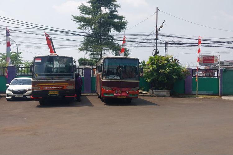 Dua unit bus miniarta sedang menunggu keberangkatan mahasiswa Unpak Bogor untuk aksi unjuk rasa di DPR RI, Jakarta, pada Jumat (28/8/2026).