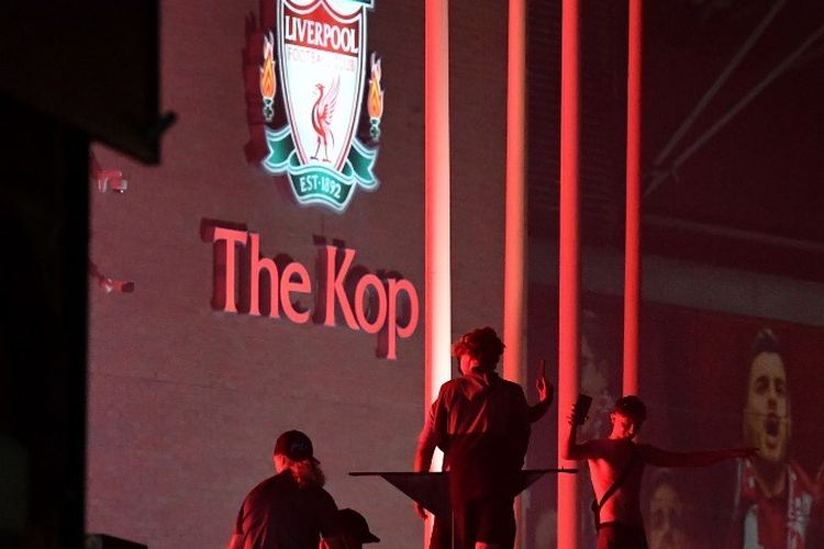 Beberapa fans merayakan keberhasilan Liverpool menjadi juara Premier League, kasta teratas Liga Inggris, musim 2019-2020 di depan Stadion Anfield, Kamis (25 Juni 2020)