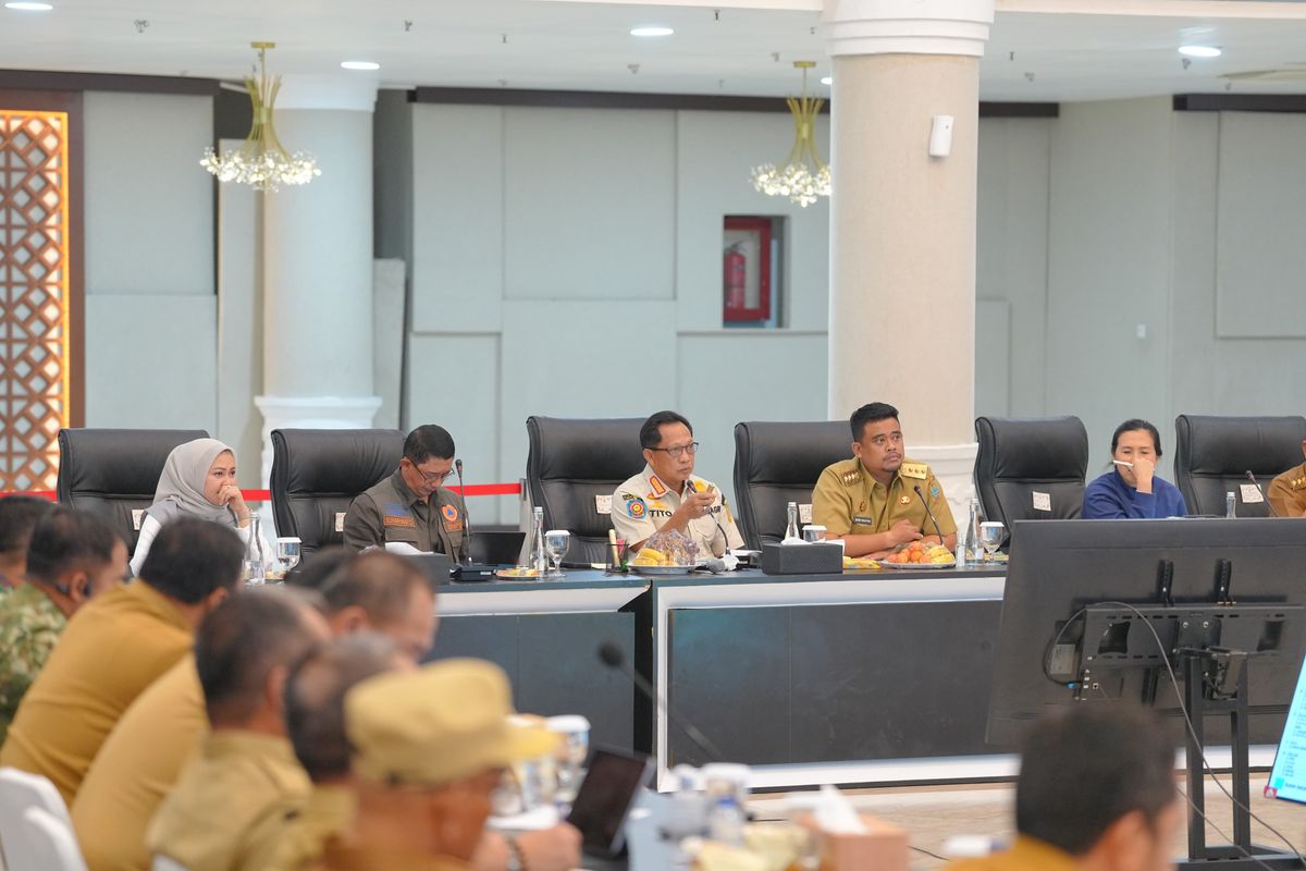 Menteri Dalam Negeri (Mendagri) Muhammad Tito Karnavian dalam&nbsp;Rapat Koordinasi (Rakor) bersama Forum Koordinasi Pimpinan Daerah (Forkopimda) Provinsi Sumatera Utara (Sumut), para kepala daerah se-Provinsi Sumut, serta Kepala Organisasi Perangkat Daerah (OPD) Provinsi Sumut di Aula Raja Inal Siregar, Kantor Gubernur Sumut, Medan, Senin (12/1/2026).