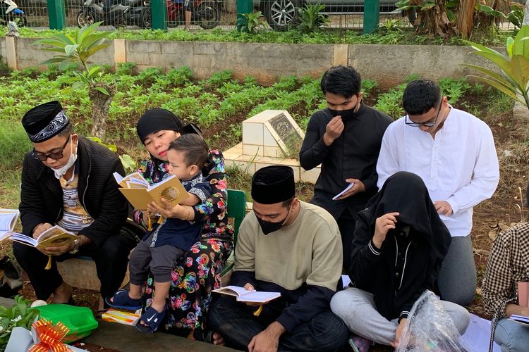 Fuji An (berkerudung hitam) datang bersama Thariq Halilintar berziarah ke makam Bibi Ardiansyah dan Vanessa Angel di Taman Makam Malaka, Jakarta Selatan, dalam rangka peringati ulang tahun Bibi, pada Sabtu (26/2/2022).