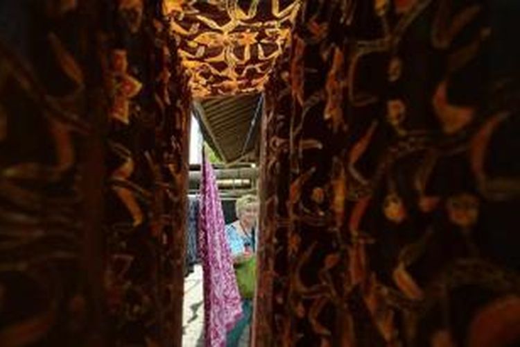 Wisatawan dari Belanda melihat proses pembuatan batik di Sanggar Batik Semarang 16, Meteseh, Kecamatan Tembalang, Kota Semarang, Jawa Tengah, Senin (29/10/2012). Sanggar batik tersebut dikembangkan sebagai tujuan wisata bagi turis asing yang singgah menggunakan kapal pesiar.  