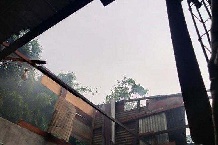 Angin puting beliung merusak sejumlah rumah warga di Kecamatan Patumbak Kabupaten Deliserdang Senin, (6/4/2020) 