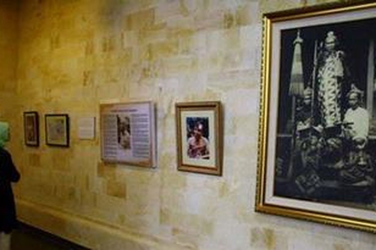 Pengunjung membaca informasi mengenai Tjokorda Agung di Museum Puri Lukisan di Ubud, Gianyar, Bali.