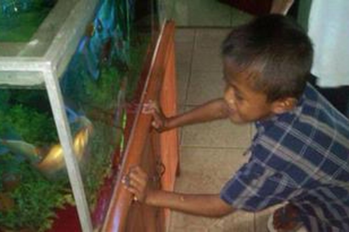 IH (8) seorang anak yang kecanduan rokok tengah bermain di akuarius kantor Komnas Perlindungan Anak, Jl. TB Simatupang, Jakarta Timur, Senin (19/3/2012).