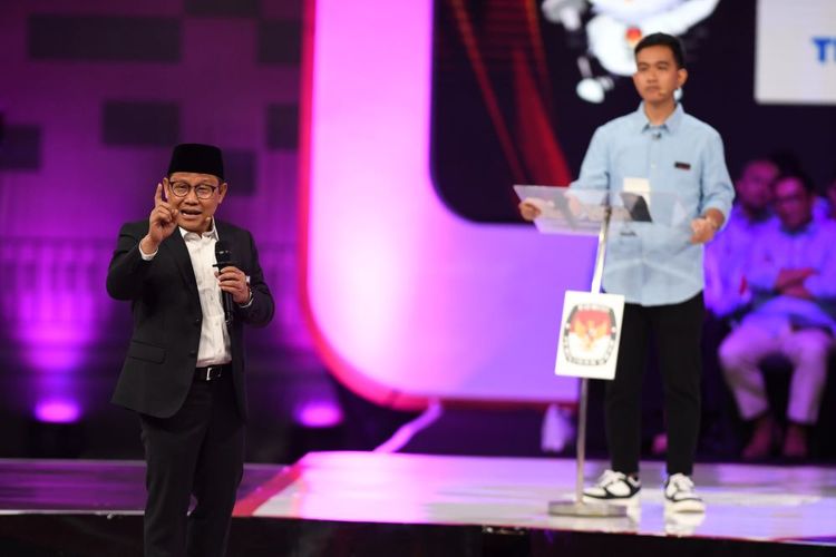 Calon wakil presiden nomor urut 1 Muhaimin Iskandar (kiri) menyampaikan gagasannya disaksikan cawapres nomor urut 2 Gibran Rakabuming Raka (kanan) saat debat calon wakil presiden Pemilu 2024 di JCC, Jakarta, Jumat (22/12/2023). Debat kedua Pemilu 2024 diikuti tiga cawapres yang mengangkat tema ekonomi kerakyatan, ekonomi digital, keuangan, investasi pajak, perdagangan, pengelolaan APBN/APBD, infrastruktur, dan perkotaan. ANTARA FOTO/Akbar Nugroho Gumay/tom.