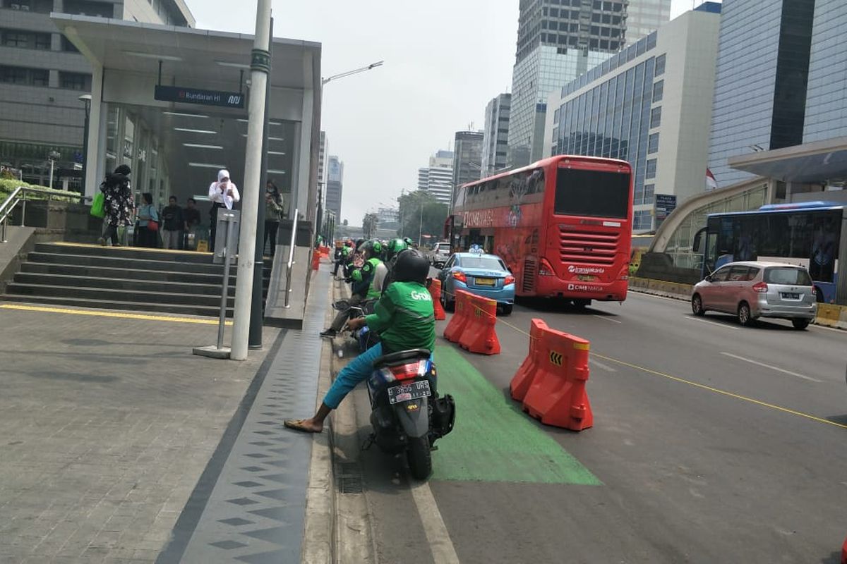 Kondisi jalur sepeda di Jalan MH Thamrin, Jakarta Pusat, Senin (23/9/2019).