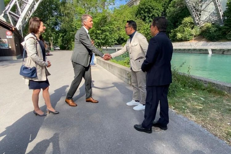 Gubernur Jawa Barat Ridwan Kamil mendapatkan dukungan dari Wali Kota Bern Alec Van Graffenried dalam mencari anak sulungnya yang hilang di Sungai Aaree, Eril. 