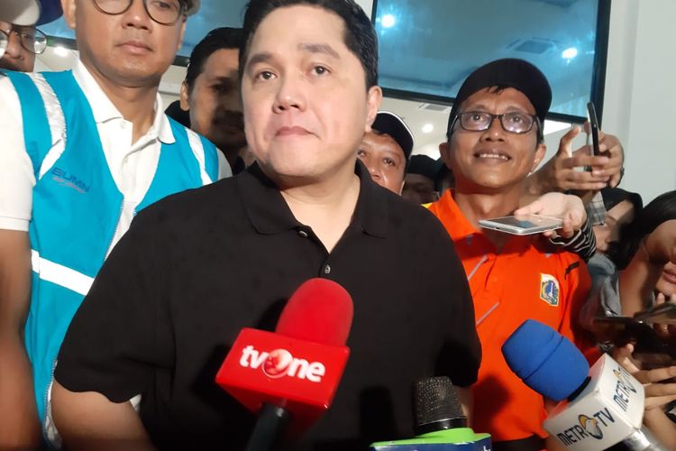 Menteri BUMN Erick Thohir saat meninjau Posko Banjir BUMN di Tangerang, Minggu (5/1/2020).