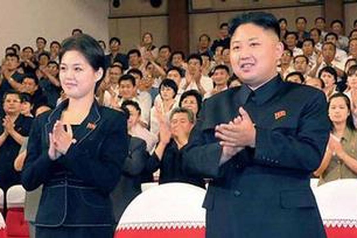 Pemimpin Korea Utara Kim Jong Un diampingi istrinya, Ri Sol-ju.