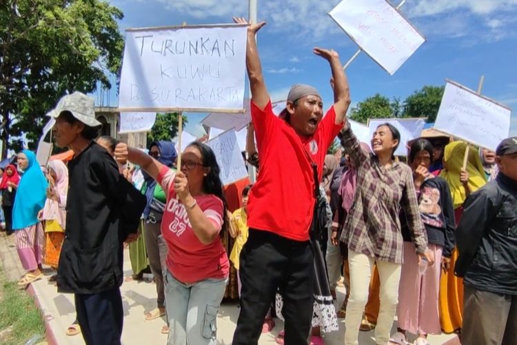 Sejumlah warga berunjuk rasa di depan kantor balai Desa Surakarta Kecamatan Suranenggala Kabupaten Cirebon Jawa Barat, Senin (26/2/2024) siang. Mereka menuntut Kepala Desa mundur dari jabatannya.