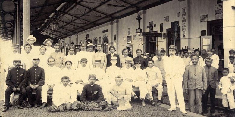 Para pekerja jawatan kereta api berfoto bersama di Stasiun Sukabumi sekitar tahun 1910. 