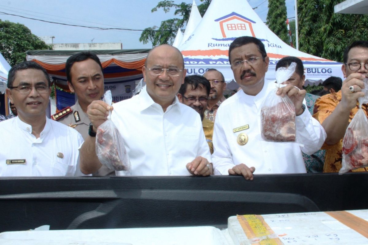 Gubernur Sumatera Utara Erry Nuradi bersama Perum Bulog Divre Sumut melaunching Daging dan Bawang Putih Kita, Jumat (26/5/2017)