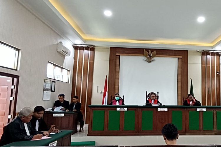 Persidangan perkara tindak pidana pemilu dengan Yoga Arta Wijaya (21) di Pengadilan Negeri Blitar, Jumat (23/2/2024)