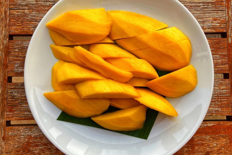 Mangga termasuk buah yang kepadatan energinya rendah dan cukup serat. Jika kamu suka mangga dan sedang diet, buah ini mungkin cocok untukmu.