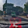 Bahaya Motor Menyalip dari Sisi Kiri, Tabrak Mobil yang Masuk Gang