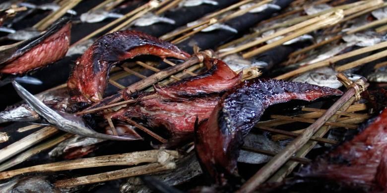 Ikan cakalang yang sedang diasapi diolah menjadi Cakalang Fufu, kuliner khas Manado.