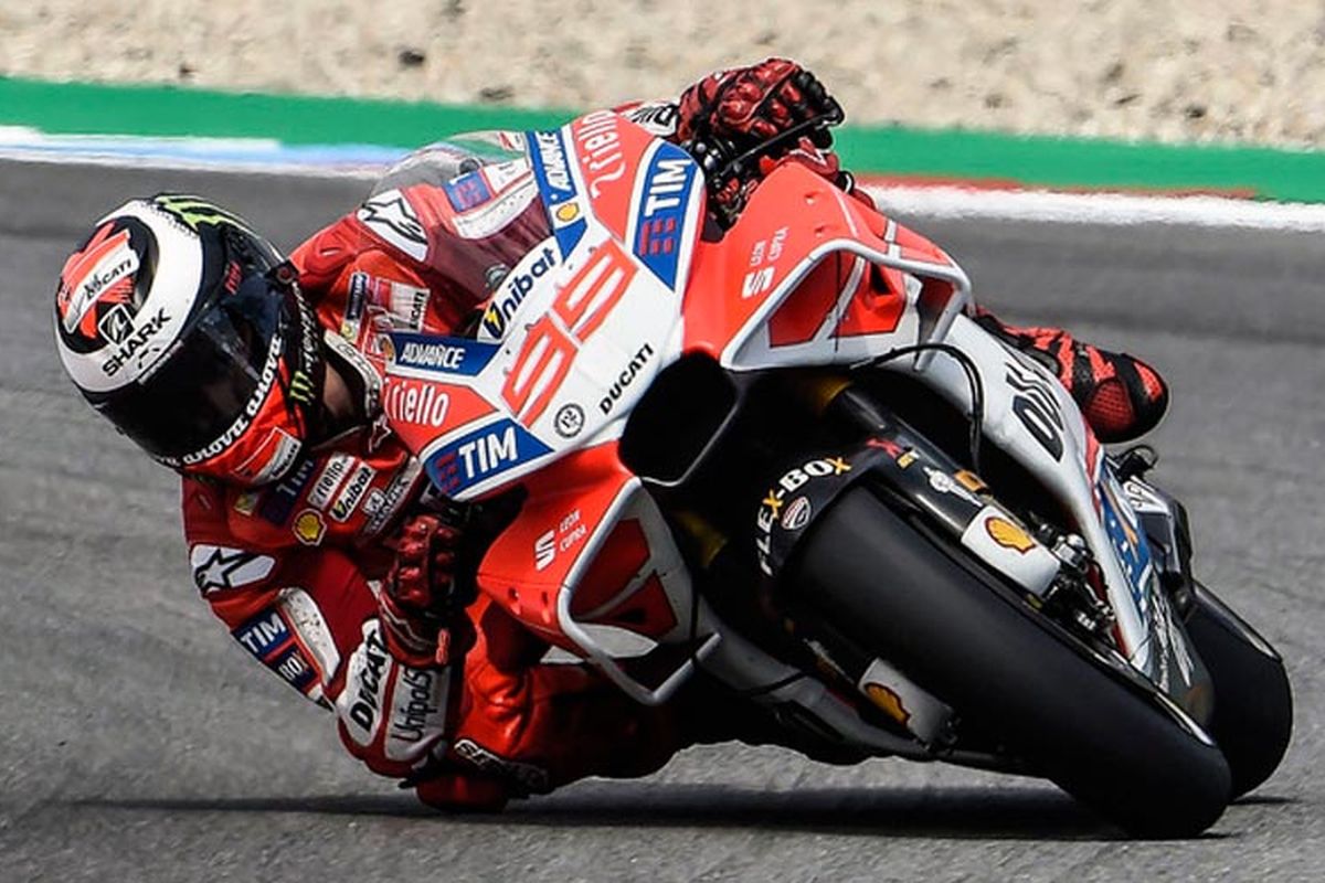 Pebalap Ducati, Jorge Lorenzo, sedang mencoba desain fairing baru di Desmosedici GP17 pada Free Practice 2 di Sirkuit Brno, Ceko, Jumat (4/8/2017).