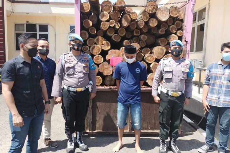 Warga berinisial MJ (34) ditangkap Polres Lebak karena mencuri kayu di lahan Perhutani, Kamis (9/9/2021)