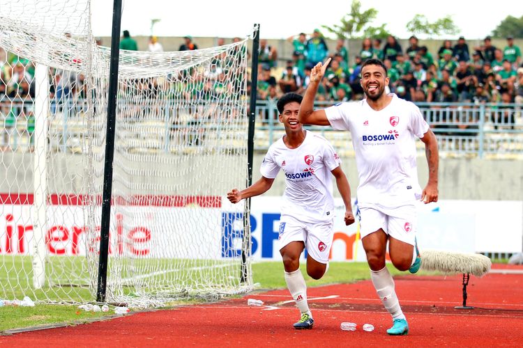 Pemain PSM Makassar selebrasi seusai pemain Persebaya Surabaya melakukan gol bunuh diri saat pertandingan pekan ke-26 Liga 1 2022-2023 yang berakhir dengan skor 0-1 di Stadion Gelora Joko Samudro Gresik, Jumat (24/2/2023) sore. Terkini, PSM kembali meraih kemenangan  saat melawan Persikabo. Artikel ini memuat klasemen Liga 1 2022-2023. 