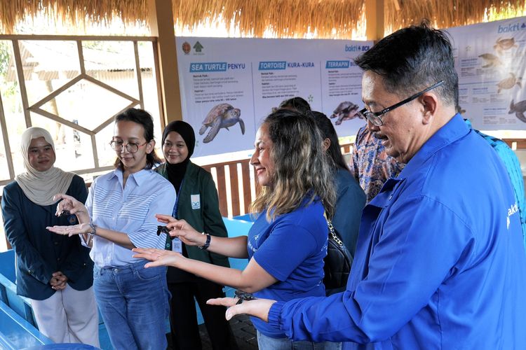 Gusti Kanjeng Ratu Bendara dari Keraton Ngayogyakarta Hadiningrat (kedua dari kanan), Direktur BCA Antonius Widodo (kanan), dan EVP Corporate Communication & Social Responsibility BCA Hera F. Haryn, bersiap melepas tukik di Pantai Goa Cemara, Bantul, DIY.