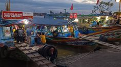 Merasakan Sensasi Santap Pempek di Warung Apung Palembang