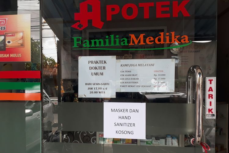 Apotek di Jalan Drupadi, Denpasar yang kehabisan stok masker, Kamis (5/3/2020).