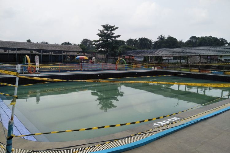 Tempat kejadian bocah berinisial MI (4) yang tewas tenggelam di kolam renang dengan kedalaman 120 sentimeter di Taman Herbal Insani, Kota Depok, pada Jumat (6/5/2022), kini telah dipasangi garis polisi atau police line.