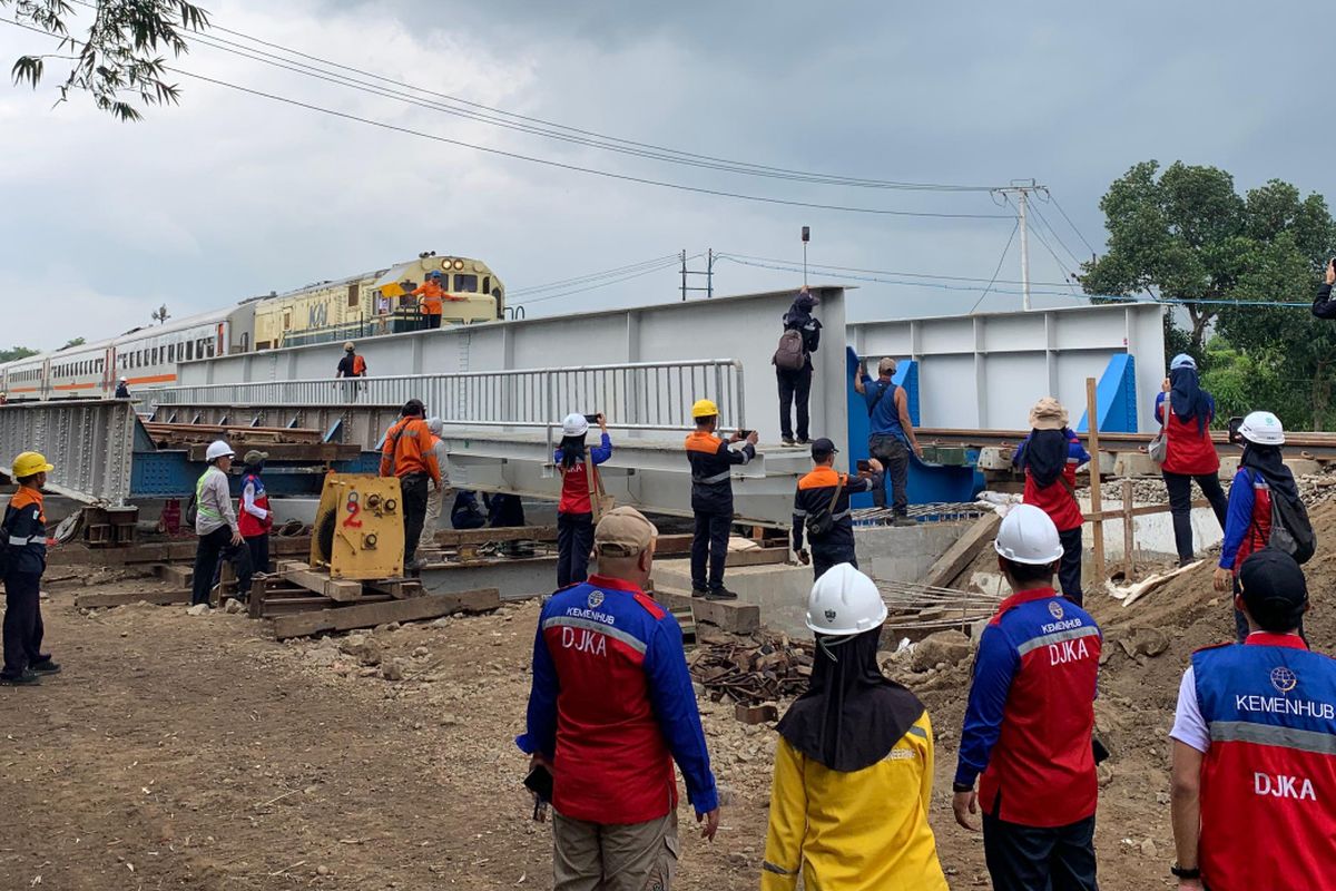 Balai Teknik Perkeretaapian (BTP) Kelas I Surabaya Direktorat Jenderal Perkeretaapian (DJKA) Kementerian Perhubungan tengah mengganti jembatan besi jalur kereta api di Desa Jambean, Kecamatan Kras, Kabupaten Kediri, Jawa Timur, Senin (10/2/2025).