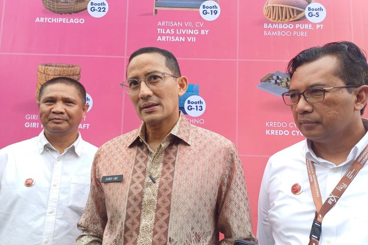 Menteri Pariwisata dan Ekonomi Kreatif (Menparekraf) Sandiaga Salahuddin Uno mengunjungi pameran mebel dan kerajinan IFEX 2024 di JI Expo, Kemayoran, Jakarta, Kamis (29/2/2024).