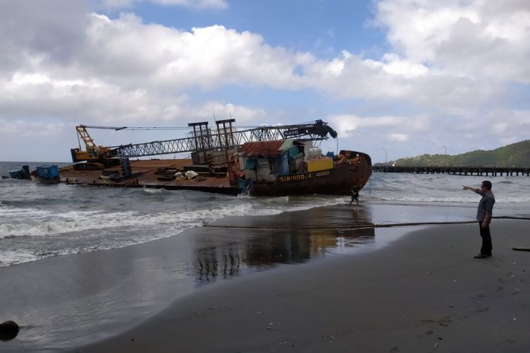 Kondisi kapal tongkang kandas di Perairan Tanah Ampo, Desa Ulakan, Kecamatan Manggis, Kabupaten Karangasem, Bali, Selasa (12/7/2022).