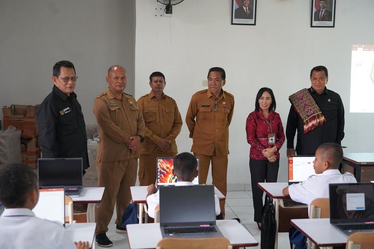 Wakil Menteri Pendayagunaan Aparatur Negara dan Reformasi Birokrasi (Wamen PANRB) Purwadi Arianto saat meninjau Sekolah Rakyat Menengah Pertama (SRMP) 19 di Kupang, Nusa Tenggara Timur (NTT), Selasa (12/5/2026).

