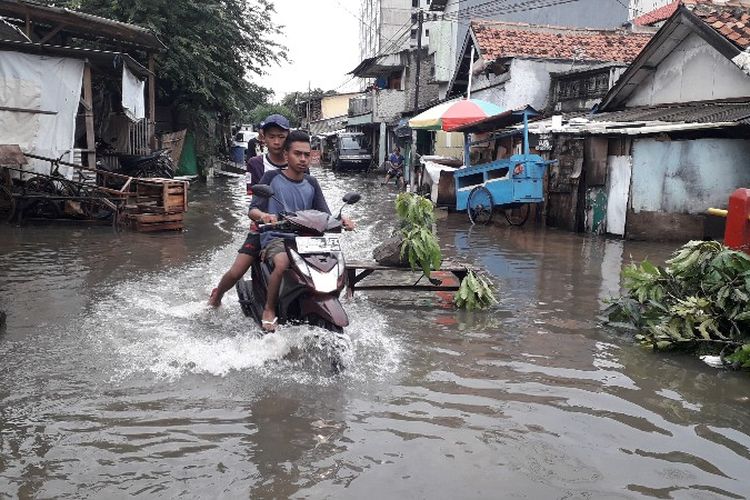Banjir di RW 01, Jalan Dharmawanita 1, Rawa Buaya, Cengkareng, Jakarta Barat pada Kamis (15/2/2018).