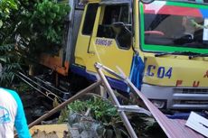 Sopir Turun Lupa Pasang Rem Tangan, Truk Tronton Melaju Tabrak Rumah Warga