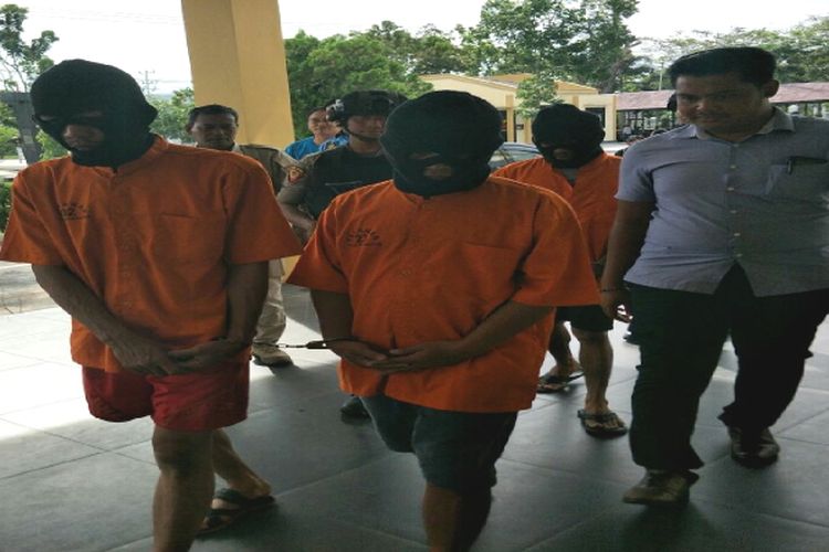 Kapolres Palangkaraya (berbaju dinas kepolisian) menggiring kelima tersangka saat akan merilis kasus penggelapan di lobi kantor Polres Palangkaraya, Kalimantan Tengah.