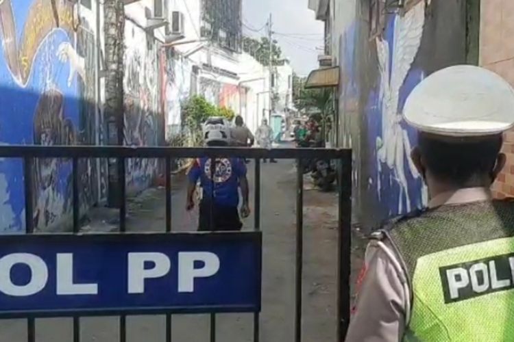 Suasana di pintu masuk lingkungan Sidomulyo Gang IV, Kelurahan Mentikan, Kecamatan Prajuritkulon, Kota Mojokerto, Jawa Timur.