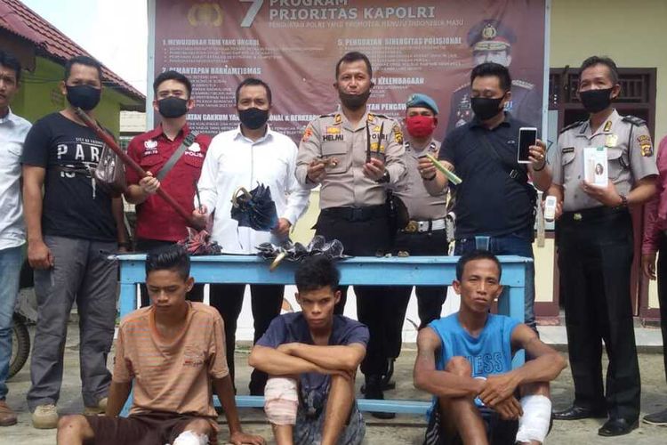 Tiga bandit pelaku kejahatan jalintim Palembang-Lampung yang meresahkan akhirnya ditembak petugas polisi dari Polsek Indralaya dan Polres Ogan Ilir. Mereka sebelumnya membegal seorang sopir pada Sabtu (18/4/2020) malam.