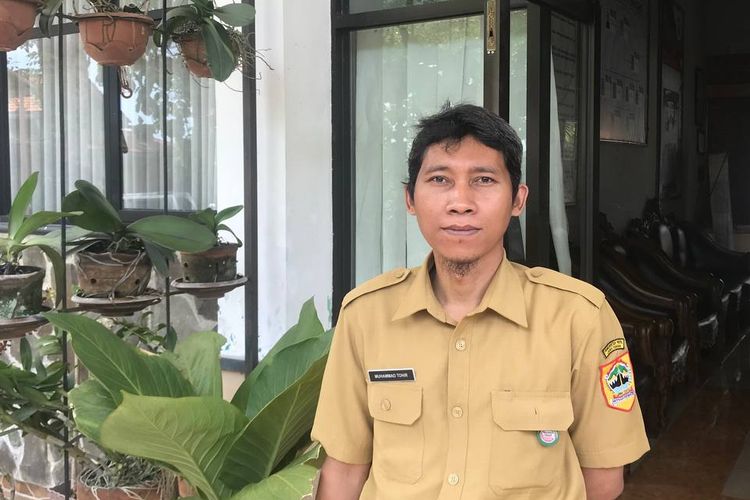 Muhammad Tohir (40) salah seorang karyawan perpustakaan di SMAN 1 Bringin Kabupaten Semarang bersua foto disela-sela pekerjaannya di Bringin, Kabupaten Semarang, Senin (15/9/2025) 