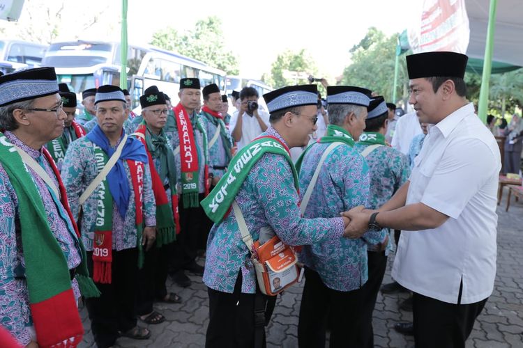 Wali Kota Semarang Hendrar Prihadi melepas 125 orang calon jemaah haji kloter 83 asal Kota Semarang yang akan menunaikan ibadah haji pada 2019.