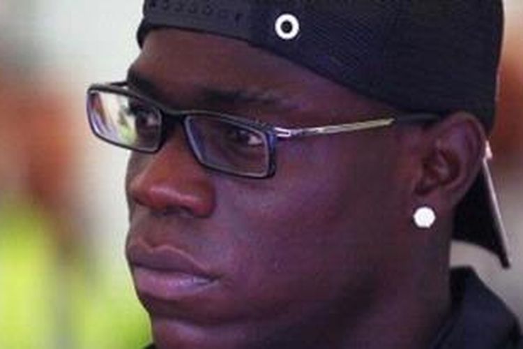 Striker Manchester City, Mario Balotelli, mengenakan kaca mata minus.
