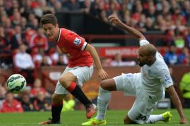 Gelandang Manchester United, Ander Herrera (kiri), berebut bola dengan gelandang Queens Park Rangers, Sandro (kanan), pada laga Premier League di Stadion Old Trafford, Manchester, Minggu (14/9/2014).