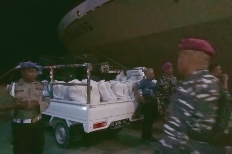 Ribuan liter minuman keras (miras) jenis arak berhasil diamankan aparat gabungan pengamanan dari atas kapal pelni KM Sinabung di Pelabuhan Murhum, Kota Baubau, Sulawesi Tenggara, Sabtu (18/2/2023) malam.